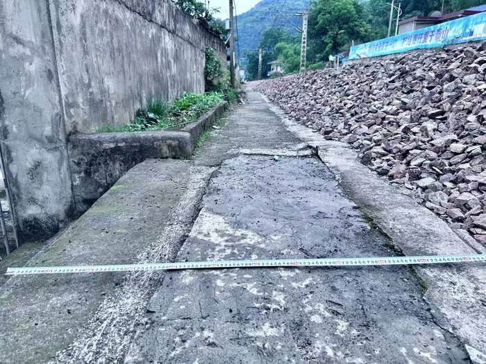 刘先勇老宅大门至铁轨路基的距离 图源：时代周报记者 傅一波