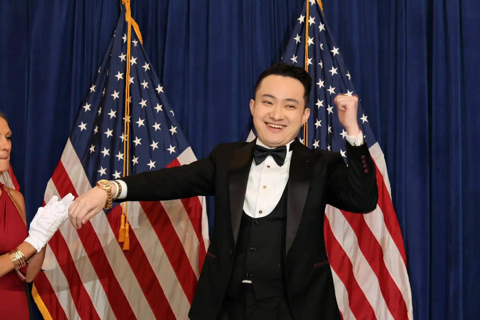 晚宴现场为孙宇晨佩戴 Trump Tourbillon 腕表，图源来自 X