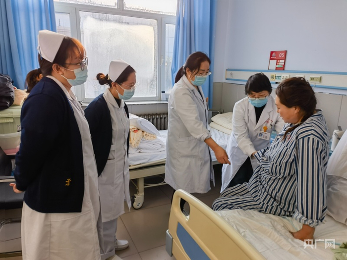 化德县人民医院院长李彦军带领医生查房（央广网发  受访者供图）
