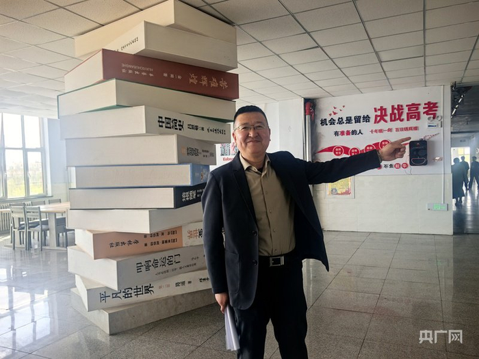 化德县第一中学校长路育才介绍迎战高考的情况（央广网记者  邵玉琴  摄）