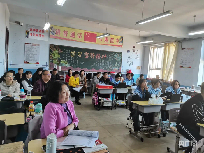 正镶白旗第二中学校长刘岩听“徒弟教师”课（央广网发  田博伟  摄）