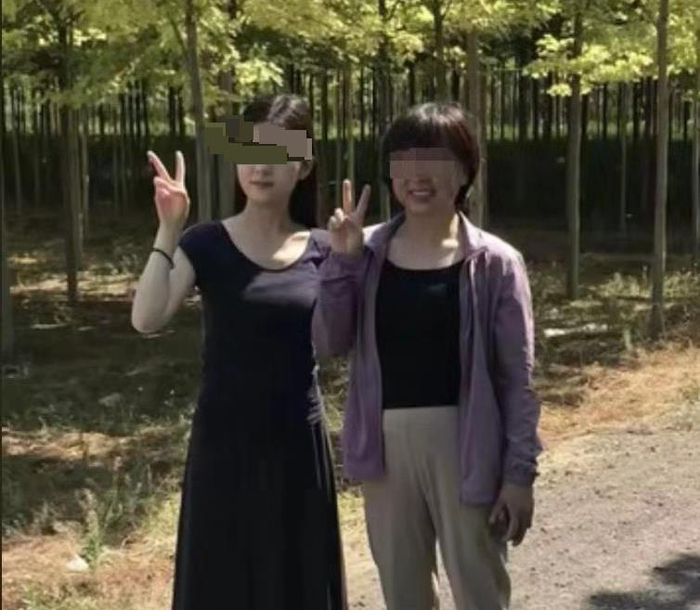 周易（左）生前与母亲的合影（来源：@被害人家属周易的妈妈）