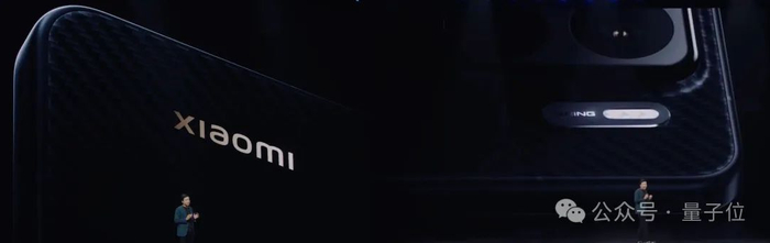 配色有两款，还有新配色远空蓝：