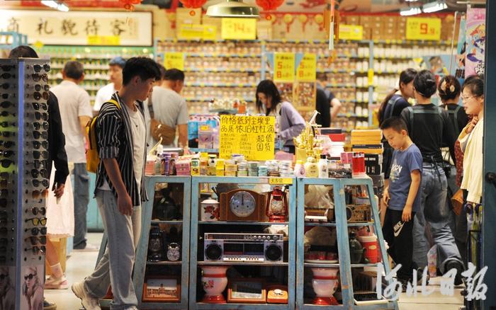 5月13日，游客在石家庄市新华区湾里庙步行街上休闲购物。河北日报记者史晟全摄