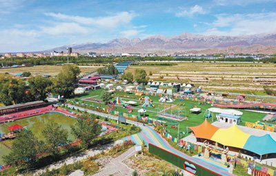 青海省海西蒙古族藏族自治州德令哈市河东街道红光村充分利用集体土地，积极发展田园综合体，带动村民增收致富。本报记者 陈斌摄