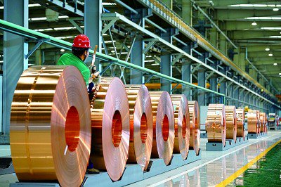 金川集团镍都实业公司高精铜带事业部生产车间。张俊成摄/光明图片