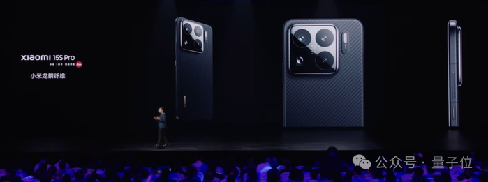 机身上印有小米烫金LOGO，电源键上也有金色凹槽，闪光灯处增加了专属的玄戒徽印。