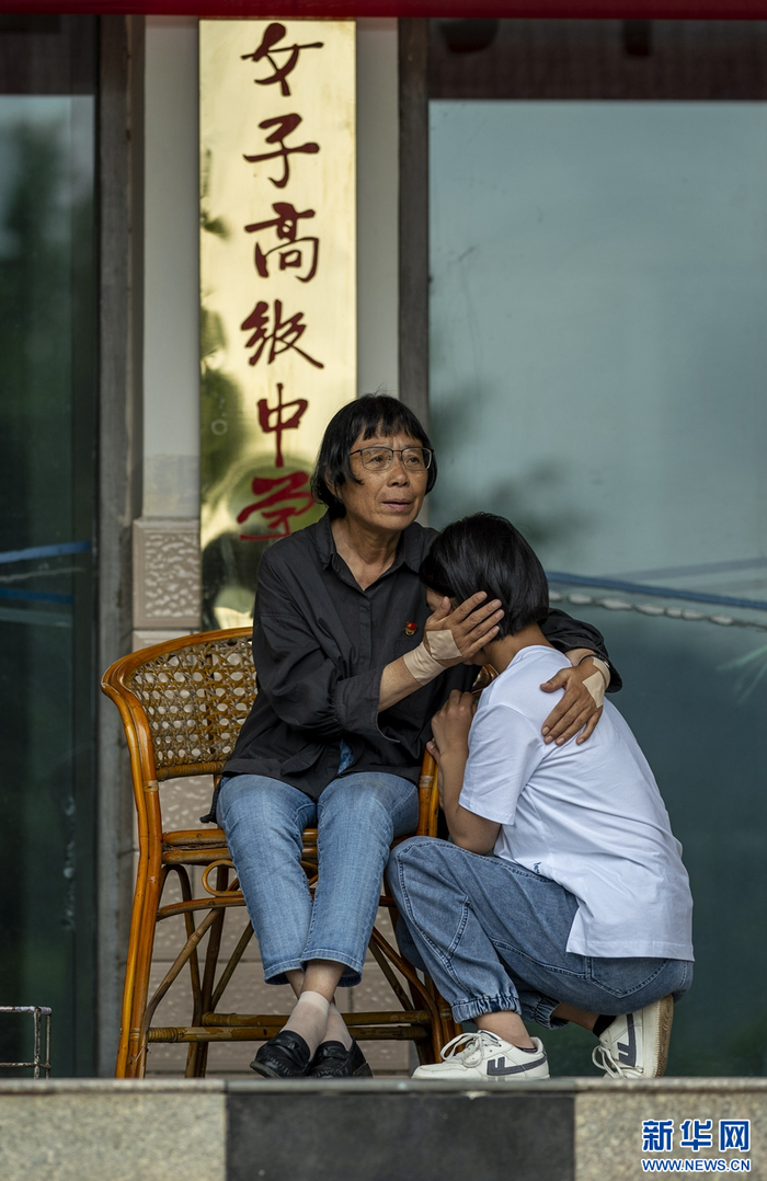 张桂梅在安慰刚入学的女孩（摄于2021年8月23日）。（新华社 江文耀 摄）