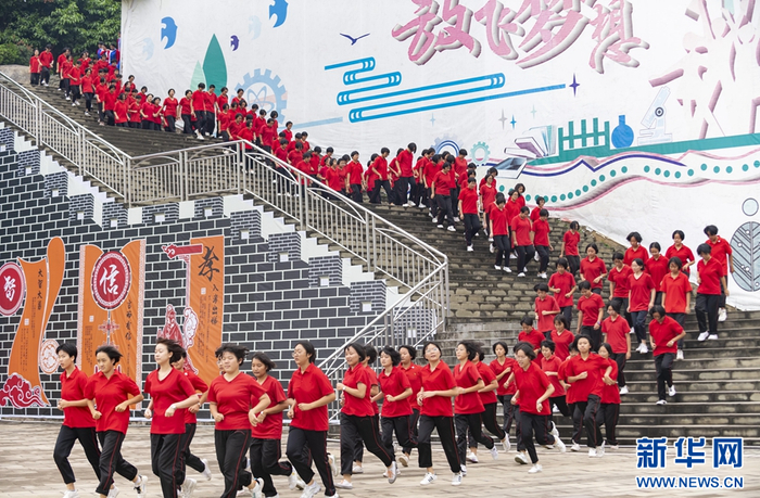 华坪女高学生在校园里（资料图）。（新华社 陈欣波 摄）