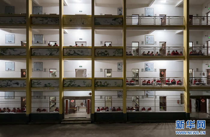 华坪女高学生临睡前在宿舍楼道里复习（资料图）。（新华社 陈欣波 摄）