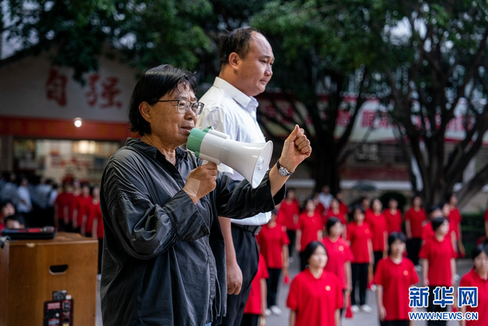 2024年6月7日，张桂梅带着低年级的学生给准备出发参加高考的同学们加油。（新华社 胡超 摄）