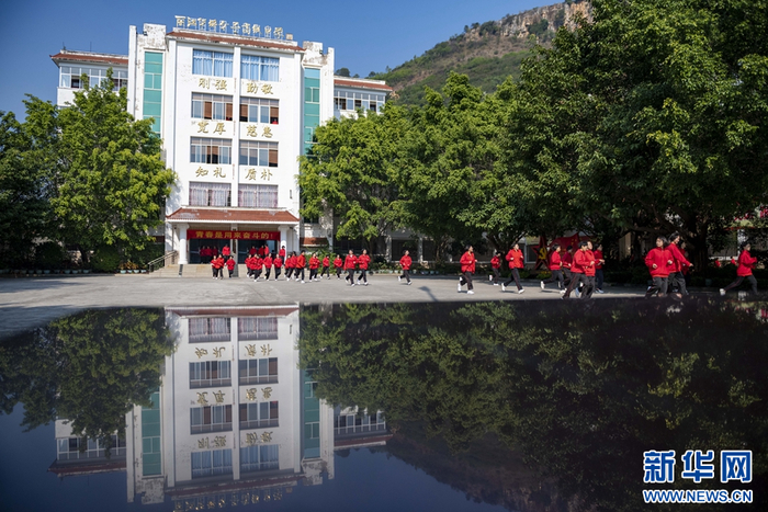 学生们从教学楼跑向食堂吃饭（资料图）。（新华社 陈欣波 摄）