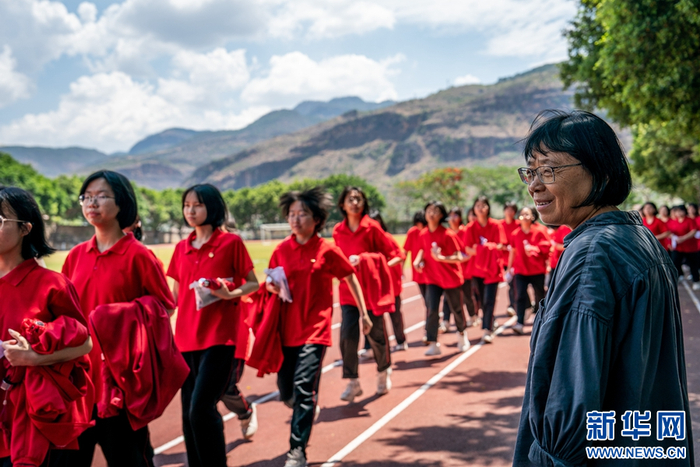2024年6月7日，张桂梅微笑着望向走出考场的学生们。（新华社 胡超 摄）