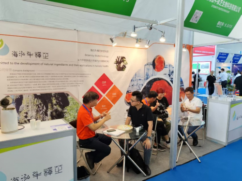 图说:海泓牛樟芝展会现场客户咨询踊跃