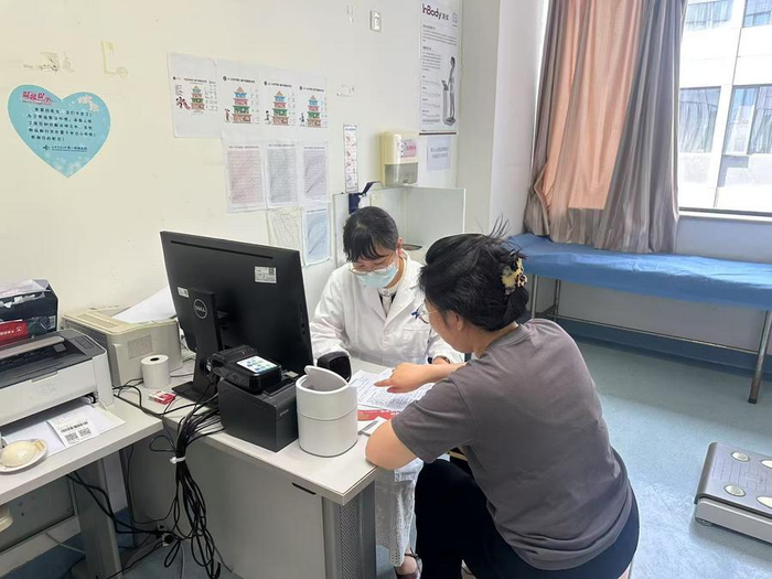   西安交通大学第一附属医院临床营养科副主任医师廖侠为患者进行营养指导。新华社发