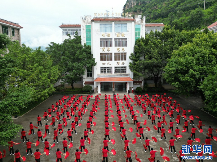 华坪女高，学生们在做课间操（资料图）。新华网发（赵庆祖 摄）