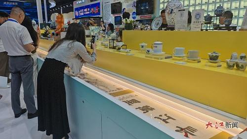 长达8米的夏布绣巨制《长江万里图》