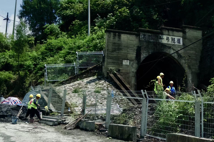 正在施工的隧道口图源：时代周报记者 傅一波
