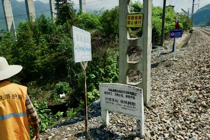 值守的安全员，以及边上新装的提示喇叭图源：时代周报记者 傅一波