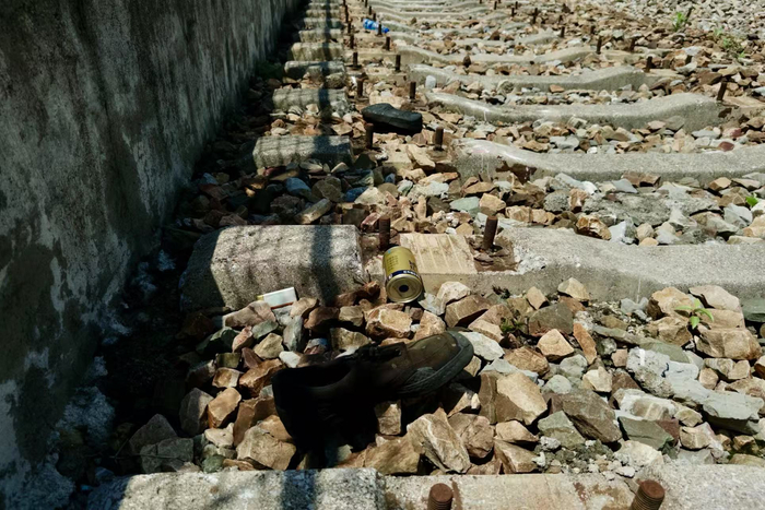 遗落在铁轨边的鞋子图源：时代周报记者 傅一波