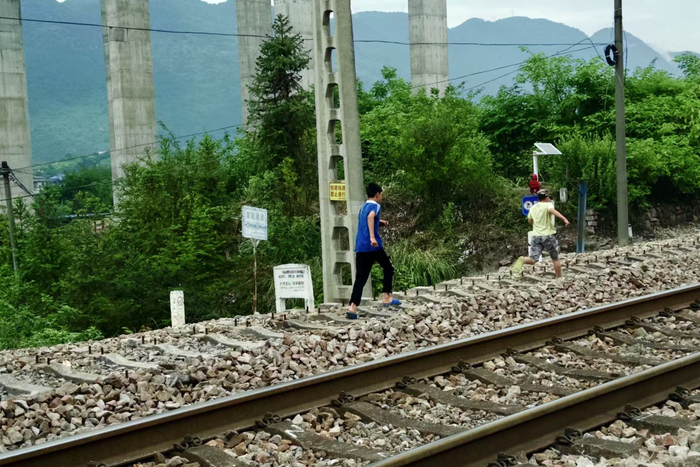 来到铁路上玩耍的孩子图源：时代周报记者 傅一波