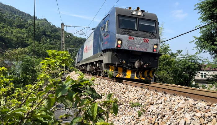 焦柳铁路宋家湾村路段，途经的火车图源：时代周报记者 傅一波