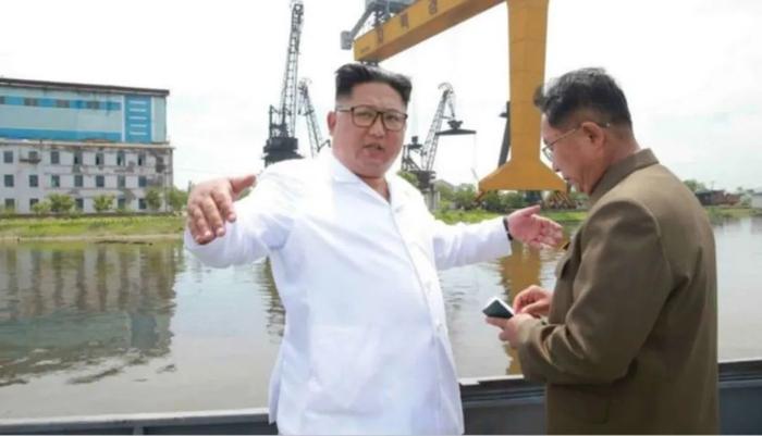 2018年，金正恩视察清津造船厂。图/朝中社