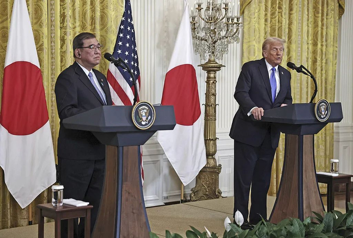 当地时间2025年2月7日，美国总统特朗普与日本首相石破茂会面。（视觉中国）