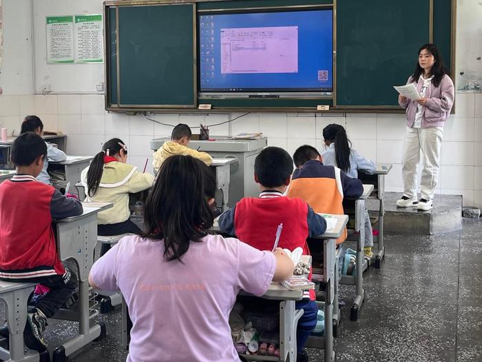 4月18日,重庆市秀山县隘口镇岑龙小学的孩子们正在教室里上课。新华社记者周思宇 摄