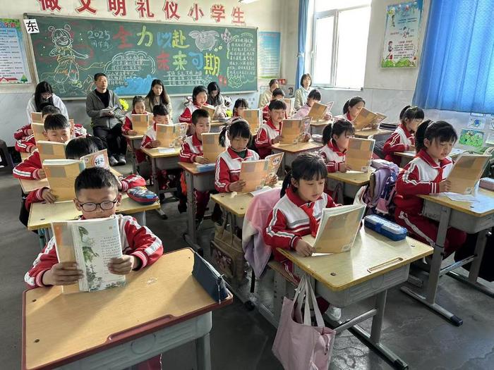 天津市蓟州区西龙虎峪镇中心小学组织教研活动,提升老师教学技能。(受访者供图)