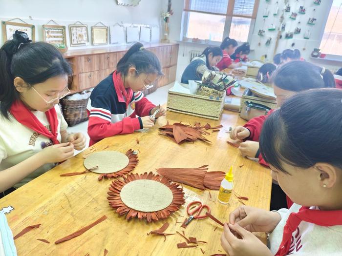 内蒙古林西县统部小学的学生正在制作玉米皮粘贴画。(受访者供图)