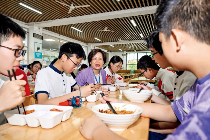 2025年4月27日，安徽合肥市庐阳区寿春中学食堂，学校领导陪同学生用餐，倾听学生饮食需求。