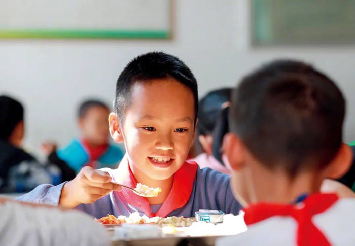 2023年10月23日，贵州黔东南苗族侗族自治州从江县，刚边壮族乡中心小学学生在食堂用餐。图/视觉中国