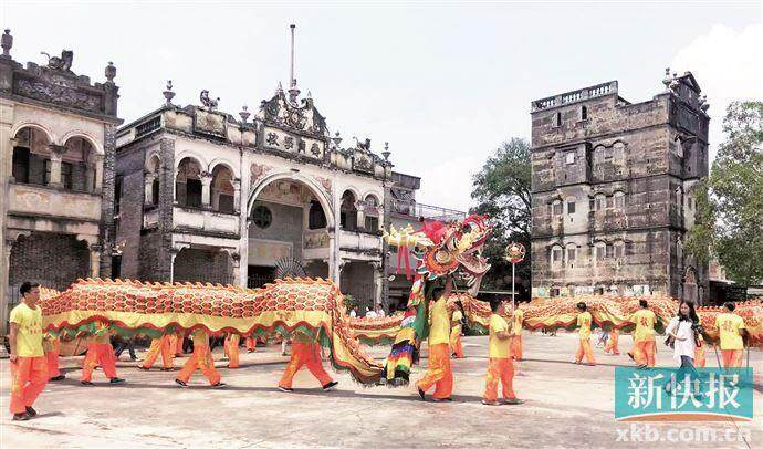 ■仓东村举行舞龙活动。