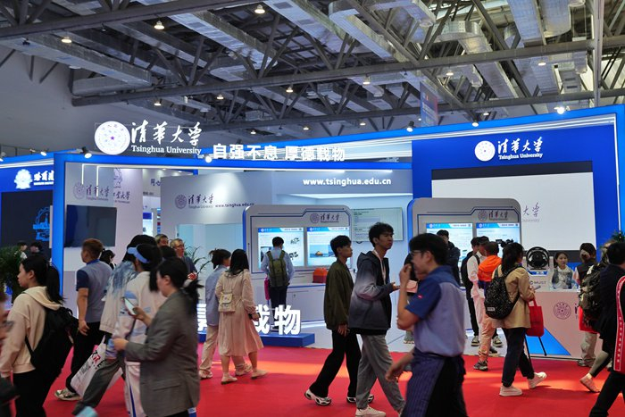 众多高校在博览会上展示前沿创新成果。人民网记者 李洋摄