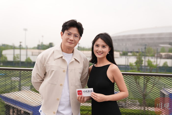 张珈铭（左）与川观新闻记者合影 李强 摄