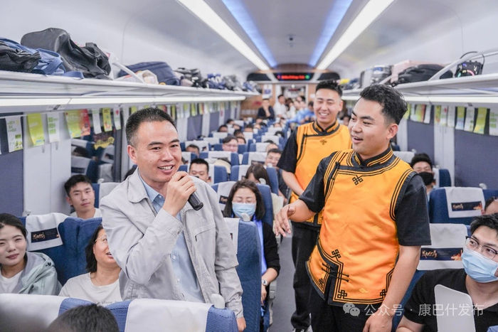 乘客和乌兰牧骑队员互动交流。康巴什区委宣传部供图