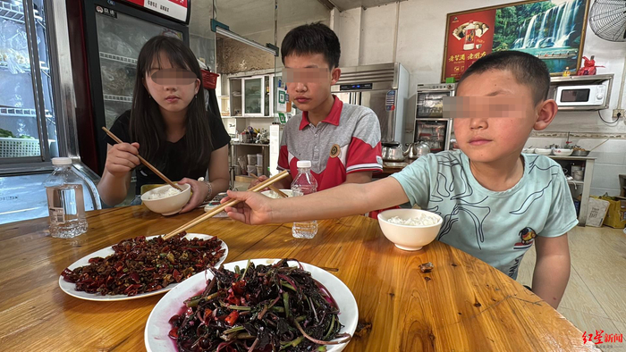 ▲赵平安和姐姐、哥哥一起吃饭