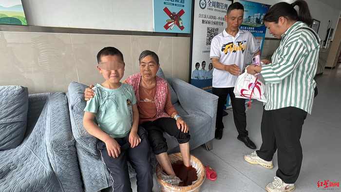 ▲赵平安在医院看望外婆