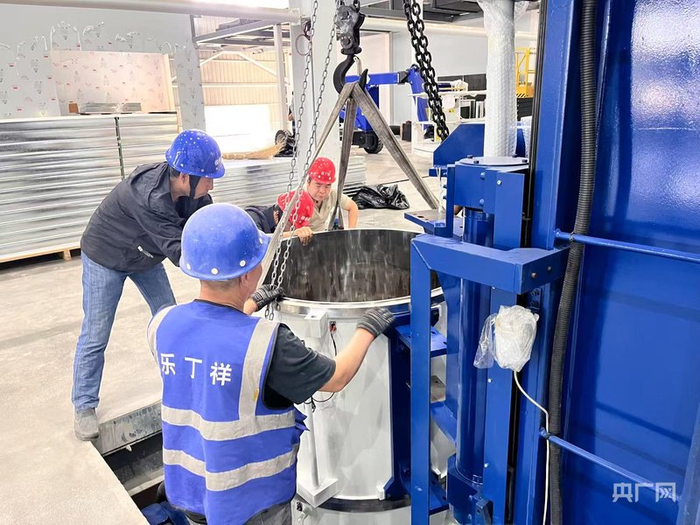 工人正在施工现场忙碌（央广网记者  陈锵  摄）