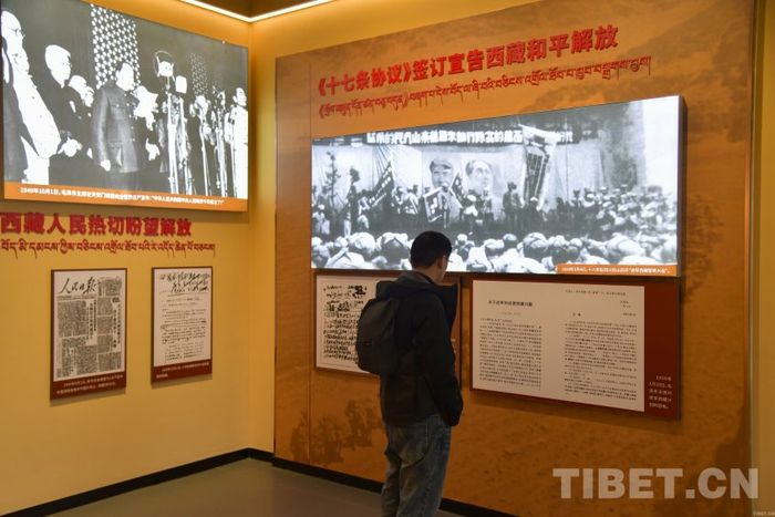 图为游客在西藏博物馆参观　摄影：赵振宇