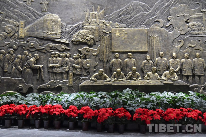 图为西藏博物馆《雪域长歌——西藏历史与文化展》浮雕墙　摄影：赵振宇