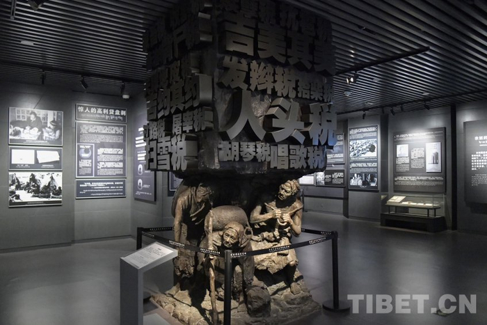 图为西藏博物馆展出雕塑，展现了西藏民主改革前农奴需要承担的沉重赋税　摄影：赵振宇