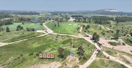 治沙后的德力格尔风景区游人如织。阜新市委宣传部供图