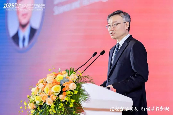 市科委主任骆大进发言。