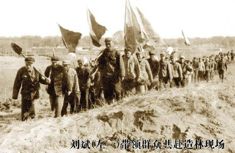 沙地所首任所长刘斌带领群众共赴造林现场。阜新市委宣传部供图