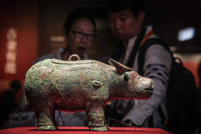 纹饰繁缛的国宝牛尊吸引参观者驻足。武亦彬摄