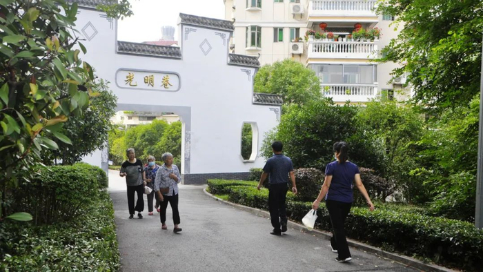 “脏乱差”的小巷华丽变身。黄翔 摄