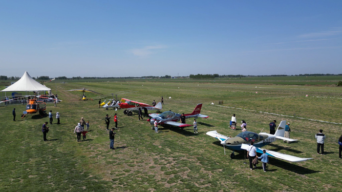 日前衡水市桃城区举办了首届京津冀低空飞行器展交会。陈月振摄