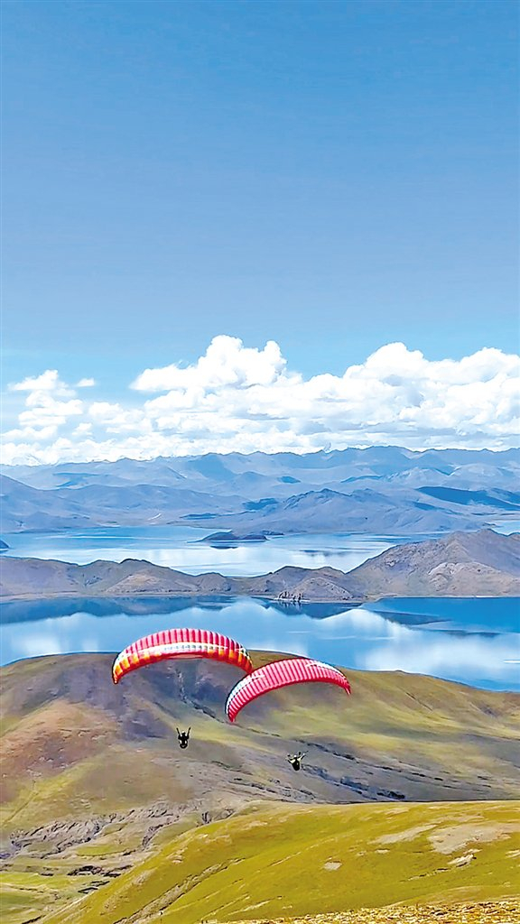 游客在体验滑翔伞飞行。记者 武沛涛 孙开远 摄